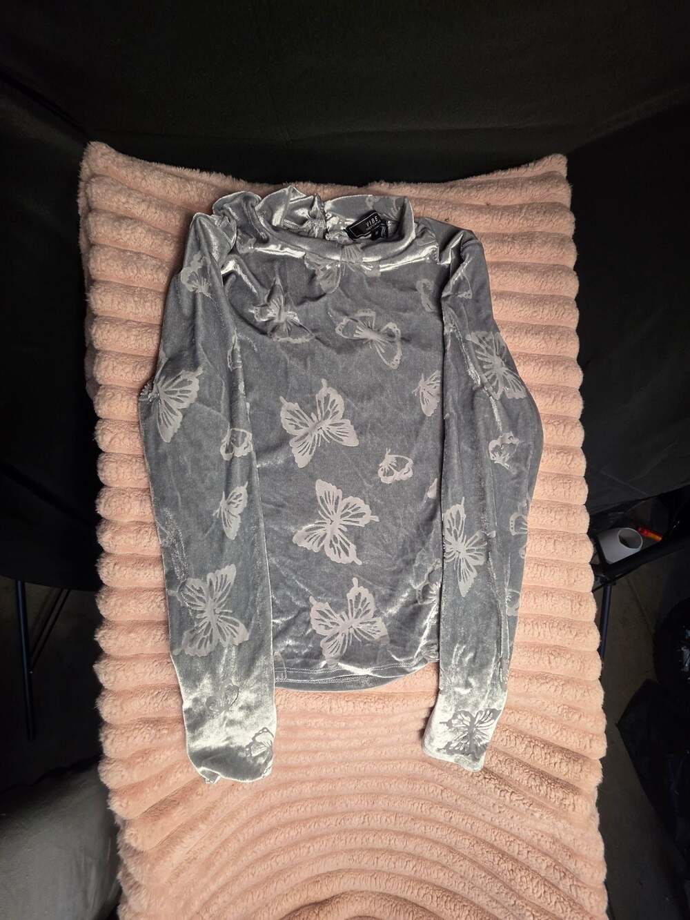 Vibe Sportswear Women's Silver Gray Butterfly Velvet Long Sleeve Mock Neck Top